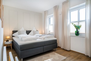 gemütliches Schlafzimmer mit hochwertigem Boxspringbett