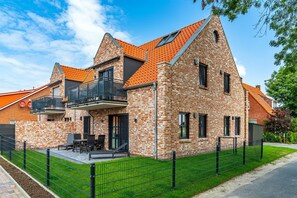 großer eingezäunter Garten mit Terrasse