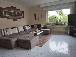 Wohnlandschaft mit Zugang zum Balkon