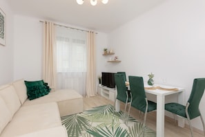 Spacious living room with full equipment. 