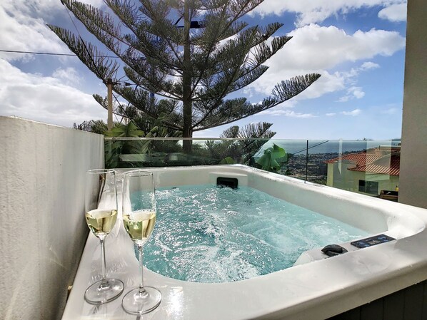 Casa Erbozeta, a pure relaxation and modern luxury house in Funchal, complete with ocean vistas and a soothing jacuzzi.