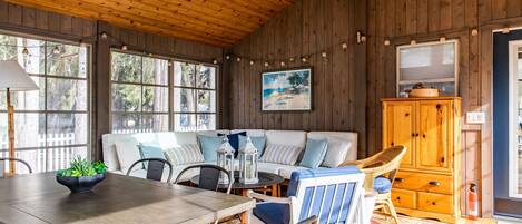 Stuning all seasons screen porch at Bluebird Beach House