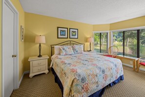 King bed in Main Bedroom