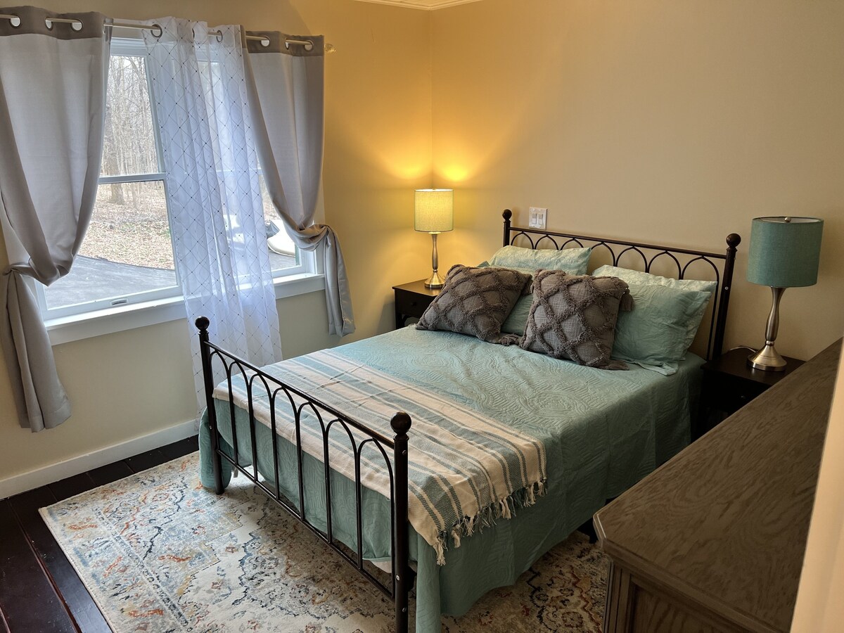 Enjoy a getaway on the scenic Housatonic River/Lake Lilinonah in New Milford, CT