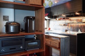 The kitchen [3F] has a microwave oven, toaster, electric pot, rice cooker (2 units for 10 cups), refrigerator (400L), etc.