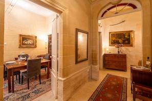Entrance hall woth dining room