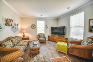 Living Room | Free WiFi | Smart TVs | Central A/C & Heating
