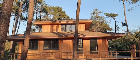 Cette Villa a été inspirée par les maisons sur pilotis du bassin d’Arcachon