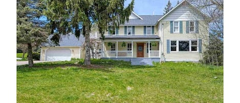 Historic Vineyard Views Farmhouse and Granary