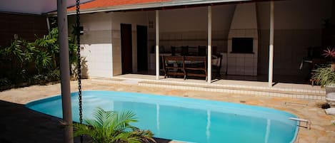 Hospede-se nesta elegante casa com piscina e churrasqueira em Guaratuba/PR