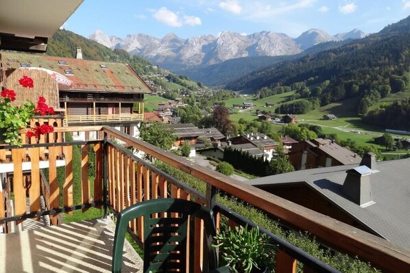 vue sur la chaîne des Aravis depuis le balcon