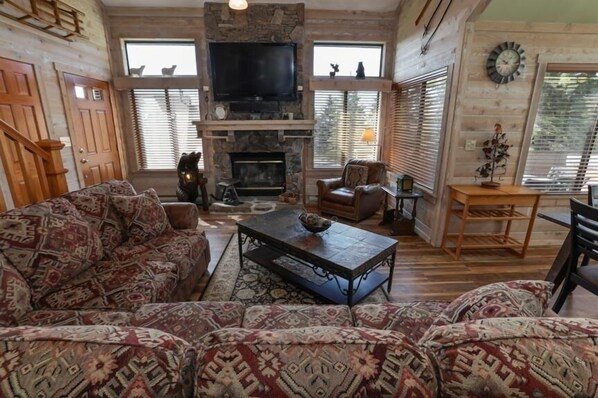 Home Decor, Screen, Furniture, Indoors, Living Room