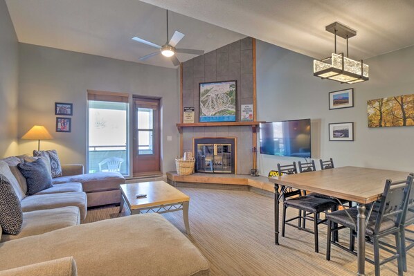 Furniture, Table, Home Decor, Coffee Table, Indoors