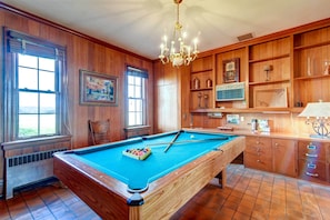 Billiards Table | Free WiFi | Towels/Linens