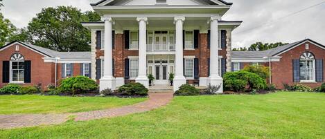 Bowling Green Vacation Rental | 5BR | 4.5BA | 5,750 Sq Ft | 3 Steps to Enter