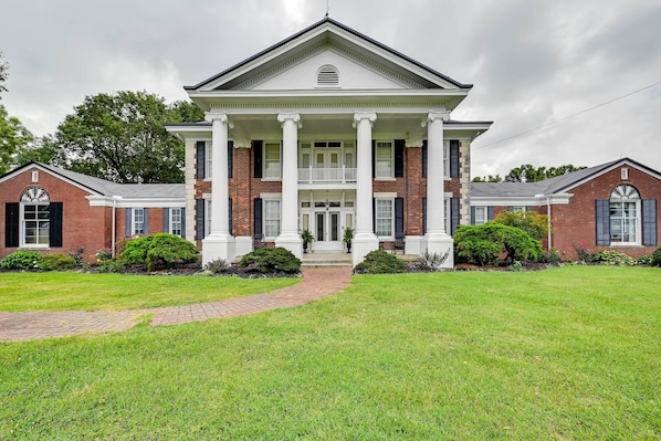 Bowling Green Vacation Rental | 5BR | 4.5BA | 5,750 Sq Ft | 3 Steps to Enter