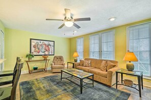 Living Room | Free WiFi | Smart TV | Central A/C & Heating | Queen Sleeper Sofa