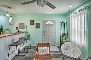 Living Room | Free WiFi | Central Heating & A/C | Smart TV