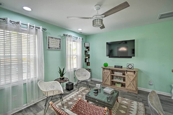 Fayetteville Vacation Rental | 1BR | 1BA | 325 Sq Ft | Stairs Required