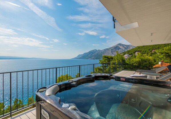 Outdoor spa tub
