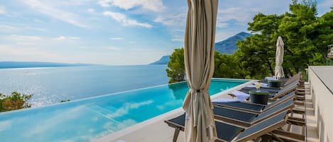 Beautiful Seafront Split Villa | 9 Bedrooms | BellaMar Vista Retreat | Large Heated Infinity Pool & Jacuzzi | Makarska by Villamore