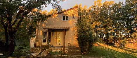 La maison avec son terrain de petanque devant !