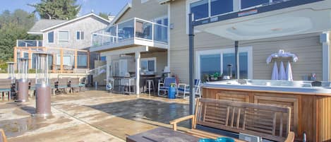 Amazing Patio with Hot Tub and Kitchen!