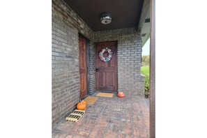 Front Porch / Entry 