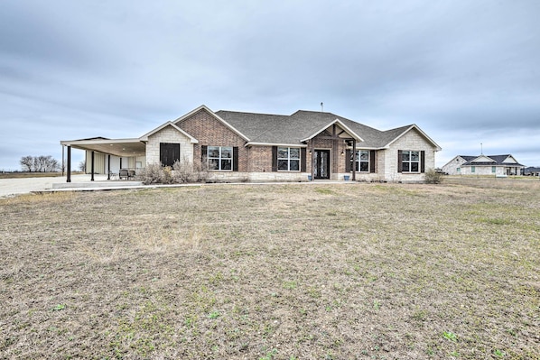 Krum Vacation Rental | 4BR | 2.5BA | 2,800 Sq Ft | Step-Free Access