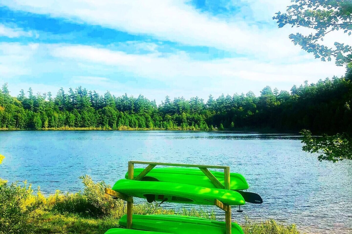 Luxury Catskills Log Cabin Lakeside Hot Tub, Boats
