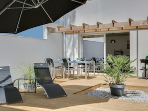 Property, Building, House, Furniture, Room, Interior Design, Home, Backyard, Patio, Roof