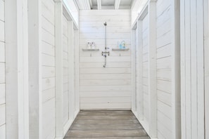 Outside shower! Perfect after a day at the beach- Soaps included!