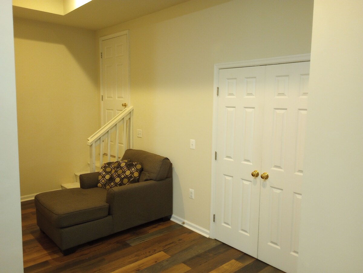 Roomy Studio Basment Apartment – 5 Min to Downtown