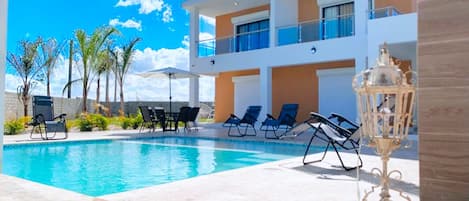 Villa: Swimming pool & sun deck