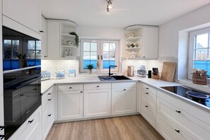 Ferienwohnung Alex-Seit März 2025 neue Küche mit Bora Kochfeld