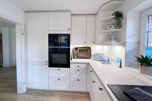 Ferienwohnung Alex-Seit März 2025 neue Küche mit Bora Kochfeld