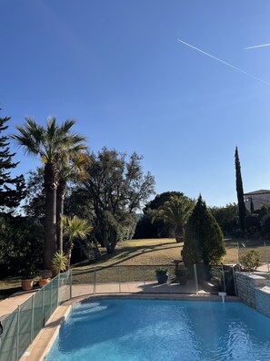 piscine, avec barrieres de protection amovibles