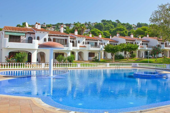 Piscina de uso. Las tumbonas deben abonarse en el restaurante 2€ por día