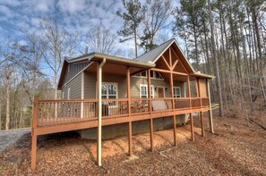 Mountain Livin is the perfect romantic cabin rental in Ellijay