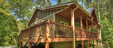 harming Exterior And Porch At This North Georgia Mountainview Cabin Rental