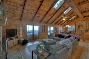 Whiskey Bear - Pet Friendly Ellijay Mountainview Cabin Rental