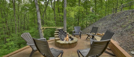 Hideaway Creek - Charming Area Perfect For Sharing The Days Events Or Making S'mores