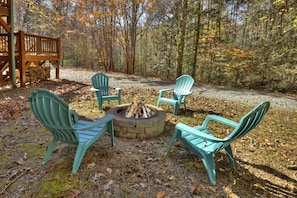 Gather around the firepit at this wonderful Blue RIdge Cabin Rental