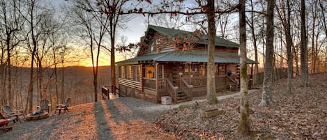 Treetop Getaway is a gorgeous private Ellijay cabin rental 