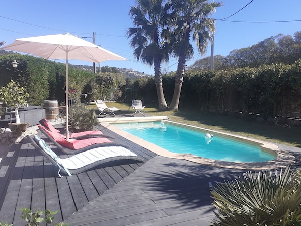 Belle piscine avec jardin clos, à l'abri des regards.