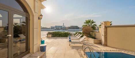 Stunning holiday villa with pool and private beach with Atlantis views in Palm Jumeirah Dubai