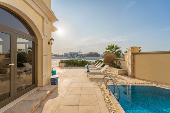 Stunning holiday villa with pool and private beach with Atlantis views in Palm Jumeirah Dubai