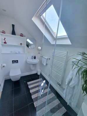 Spacious ensuite bathroom.