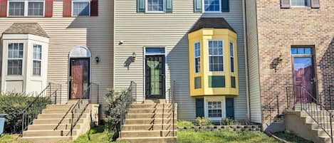 Upper Marlboro Vacation Rental | 4BR | 3.5BA | Steps Required for Access