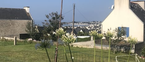 le jardin, vue sur la plage de saint Evette et sur l'embarcadère 